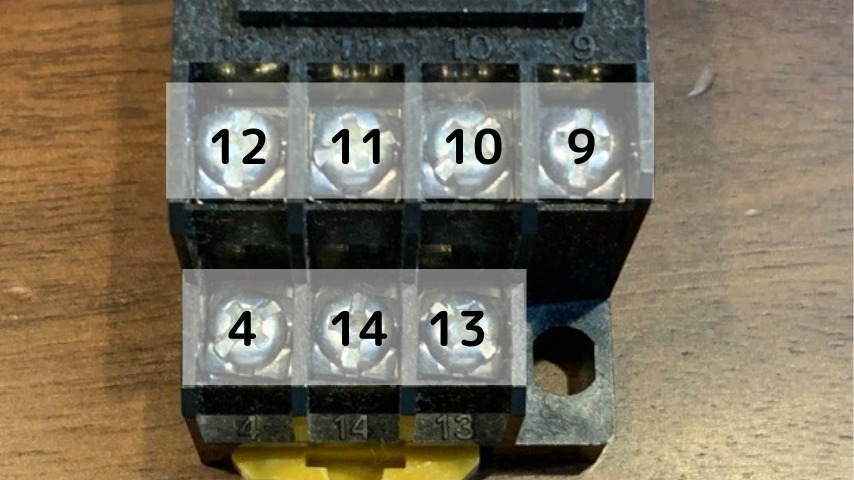 オムロンリレーソケットの手前側端子番号